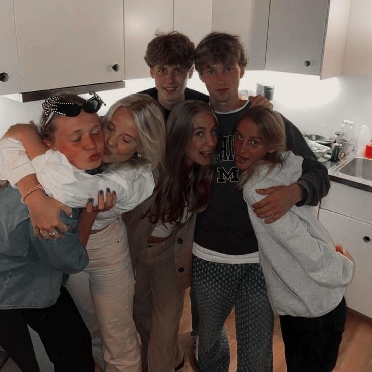 ᅠ
ᅠᅠᅠ
ᅠᅠ
ᅠ                ❪ 𝓯ind 𝓯riends ❫
⠀⠀⠀⠀⠀  
⠀⠀⠀⠀⠀    grupo de amigos
⠀⠀⠀⠀       para socializar y 
ᅠ⠀⠀⠀      pasarla bien.
ᅠᅠᅠ
ᅠᅠᅠ         ──────𝗥𝗧?
ᅠᅠ
ᅠᅠᅠ