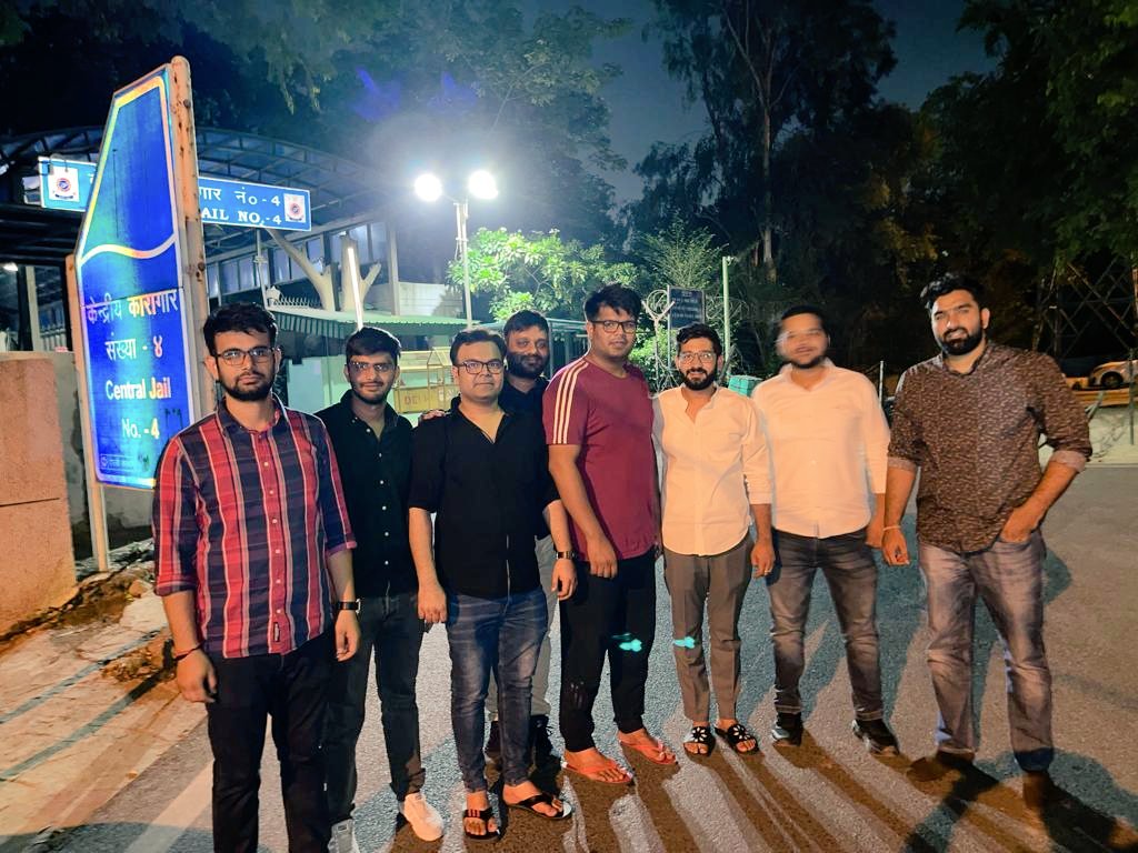SourabhJha_'s tweet photo. सत्यमेव जयते 🇮🇳

#अग्निपथ_योजना के खिलाफ आवाज उठाने वाले @nsui के साथियों पर गैर जमानती 307 की फर्जी धारा लगाई गई, आज सरकार और दिल्ली पुलिस को कोर्ट से मुँह की खानी पड़ी। 

झूठ चाहे जितना भी हावी हो जाये अंत मे जीत सत्य की ही होती है। https://t.co/yhF2kqDyU0