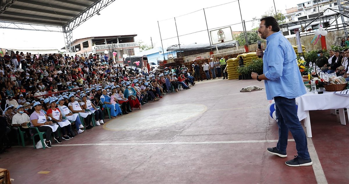 ProsperidadCol's tweet photo. Seguimos llegando con #HechosQueTransformanVidas al #Tolima. El director @PierreGarciaJ lideró la entrega de 6.000 aves a 400 hogares de Alvarado y Palocabildo, que integran el programa #ManosQueAlimentan, en el cual invertimos $2.853 millones para acompañar a 1.820 familias. https://t.co/fT03wCM5WK