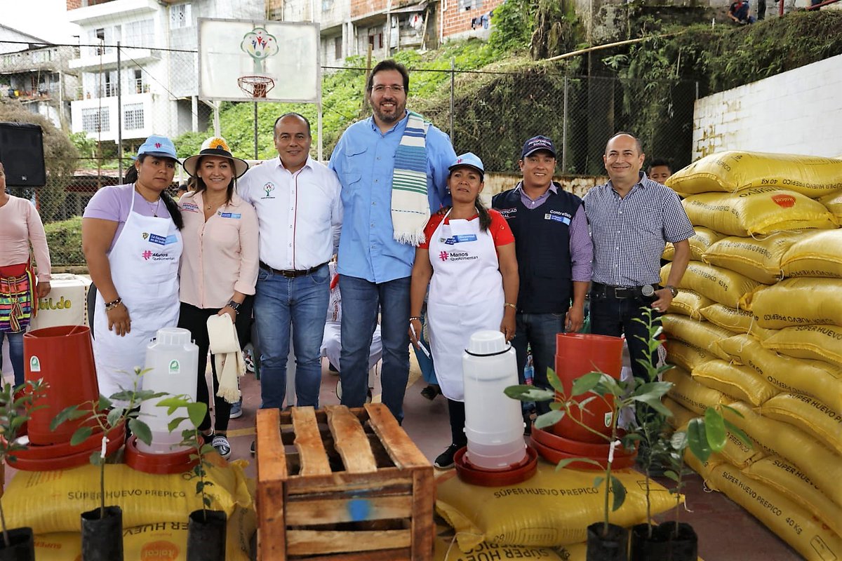 ProsperidadCol's tweet photo. Seguimos llegando con #HechosQueTransformanVidas al #Tolima. El director @PierreGarciaJ lideró la entrega de 6.000 aves a 400 hogares de Alvarado y Palocabildo, que integran el programa #ManosQueAlimentan, en el cual invertimos $2.853 millones para acompañar a 1.820 familias. https://t.co/fT03wCM5WK