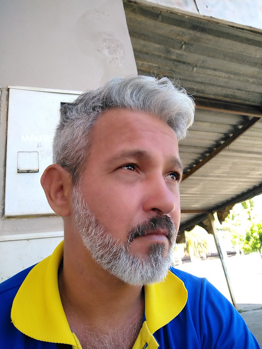 Final de semana trabalhando e eu tô carente 😞