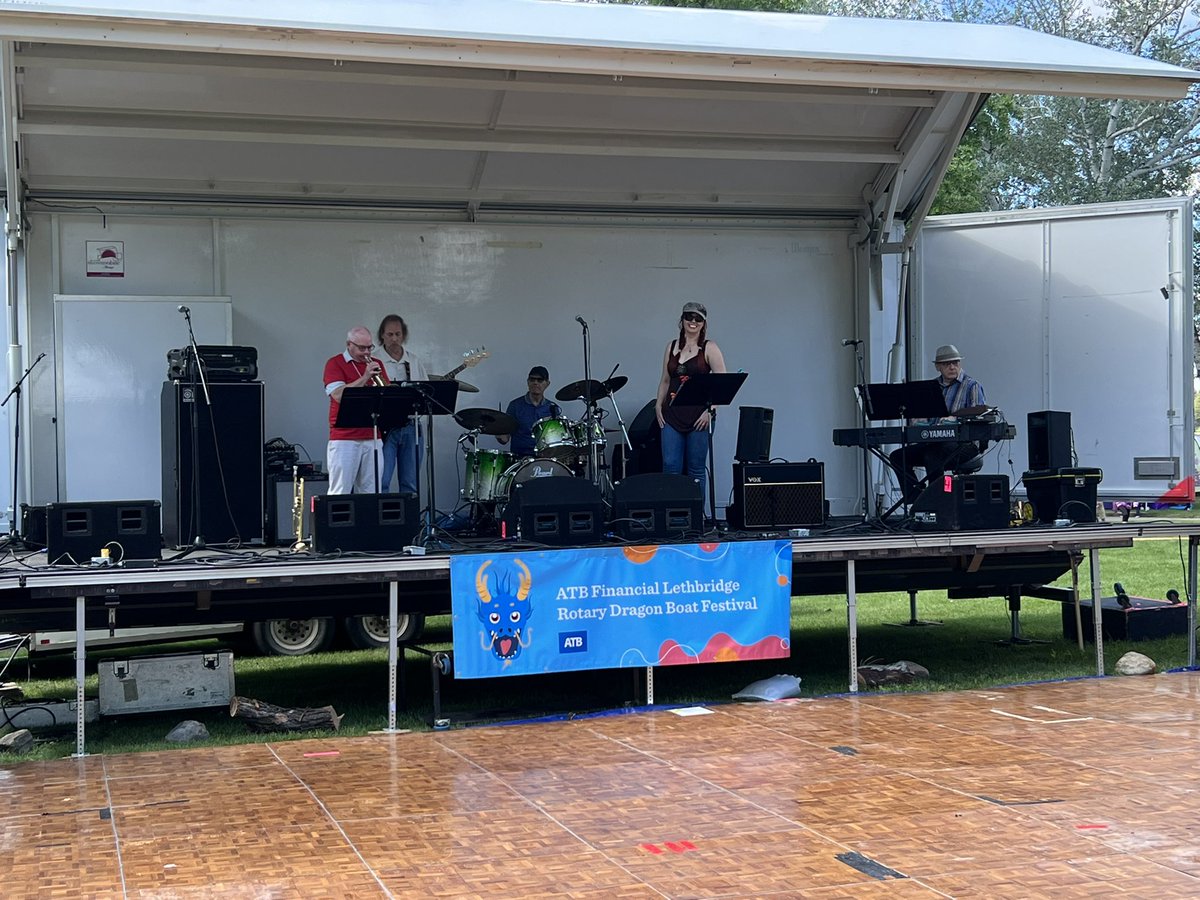 valeriemcquaid's tweet photo. Standard Time Is Jazzing up the morning here at @LethDragonFest 
#lethdragonfest22 https://t.co/vdoxa8QhkX