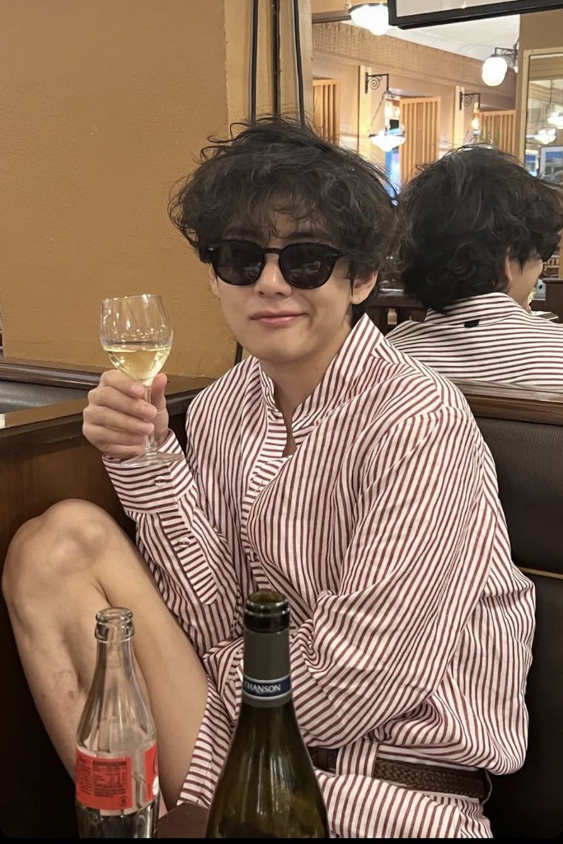 VortalV's tweet photo. Cutest 🥰
#TAEHYUNGxCeline #TAEHYUNGINPARIS https://t.co/kyDwnSw84P