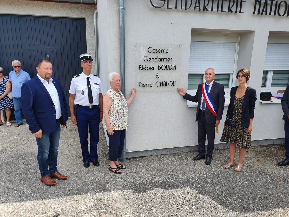 Gendarmerie_026's tweet photo. Baptême de la caserne du PSIG de #Taulignan qui portera désormais le nom "caserne gendarmes Kleber Boudin et Pierre Chalou", sous-officiers de @Gendarmerie tombés pour la 🇫🇷 pendant la 2° GM. 
5 militaires décorés : 3 MM et 2 ONM. 🏅
@AraOffcom https://t.co/hejD9RbHi2