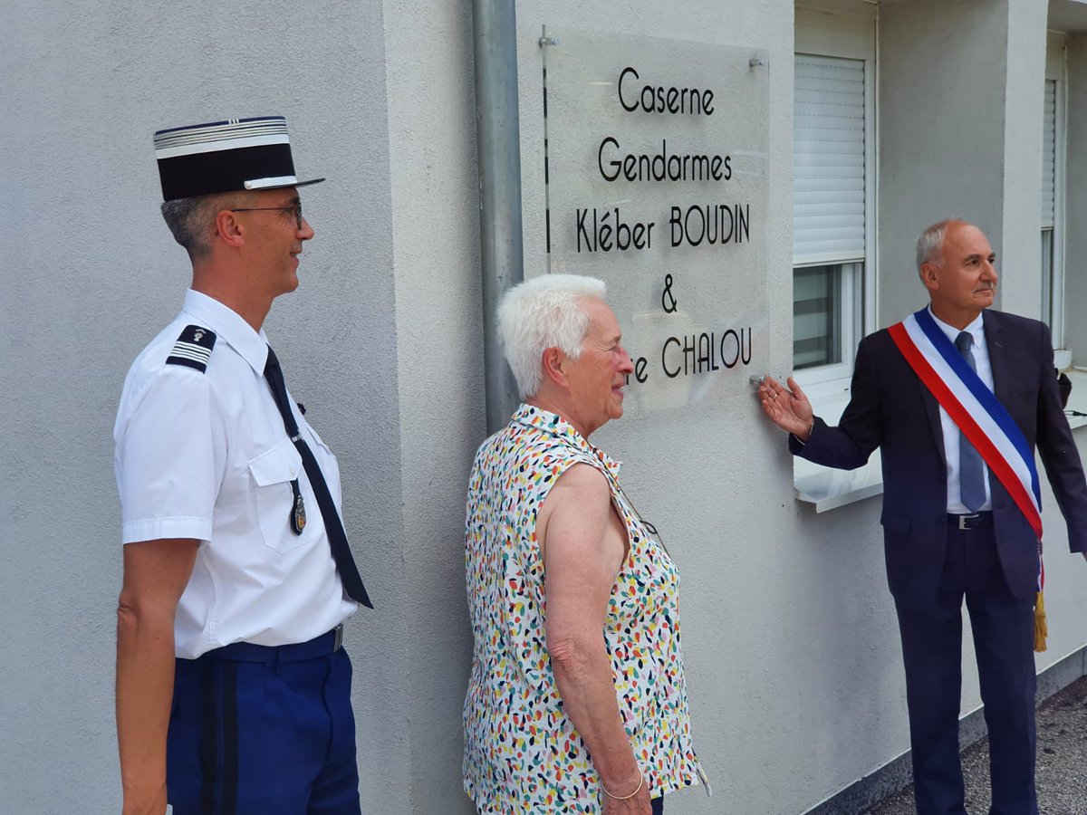 Gendarmerie_026's tweet photo. Baptême de la caserne du PSIG de #Taulignan qui portera désormais le nom "caserne gendarmes Kleber Boudin et Pierre Chalou", sous-officiers de @Gendarmerie tombés pour la 🇫🇷 pendant la 2° GM. 
5 militaires décorés : 3 MM et 2 ONM. 🏅
@AraOffcom https://t.co/hejD9RbHi2