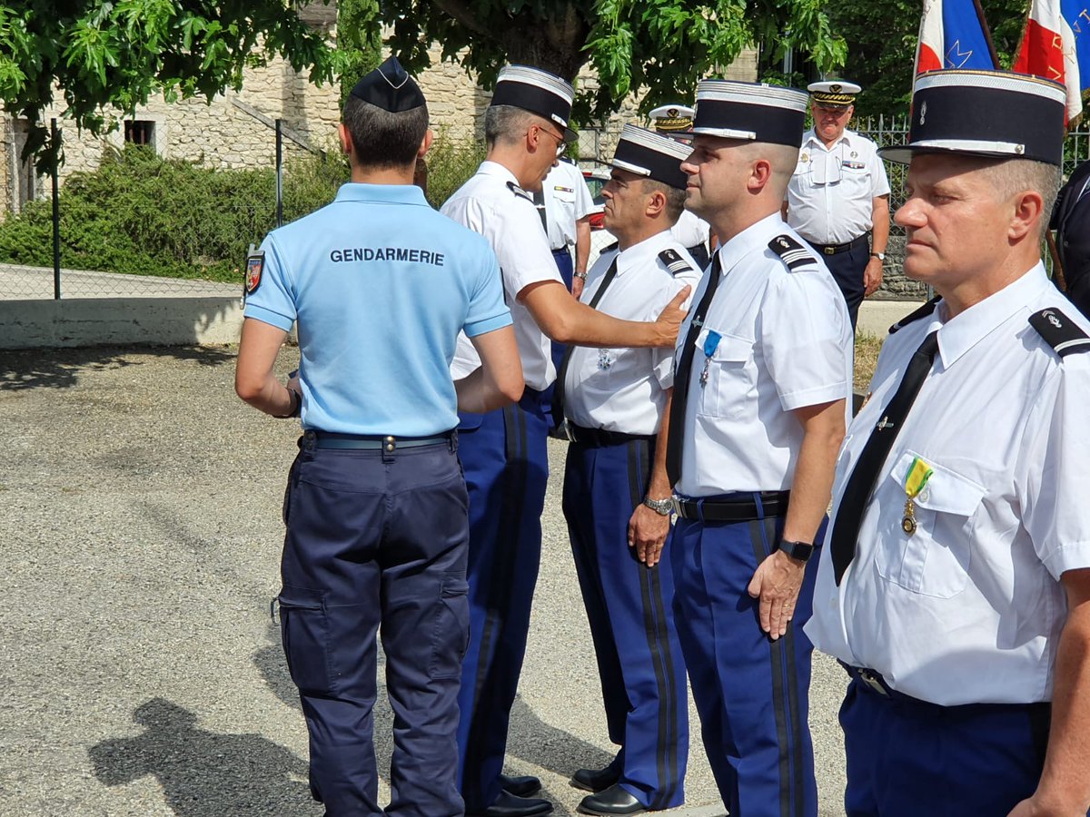 Gendarmerie_026's tweet photo. Baptême de la caserne du PSIG de #Taulignan qui portera désormais le nom "caserne gendarmes Kleber Boudin et Pierre Chalou", sous-officiers de @Gendarmerie tombés pour la 🇫🇷 pendant la 2° GM. 
5 militaires décorés : 3 MM et 2 ONM. 🏅
@AraOffcom https://t.co/hejD9RbHi2