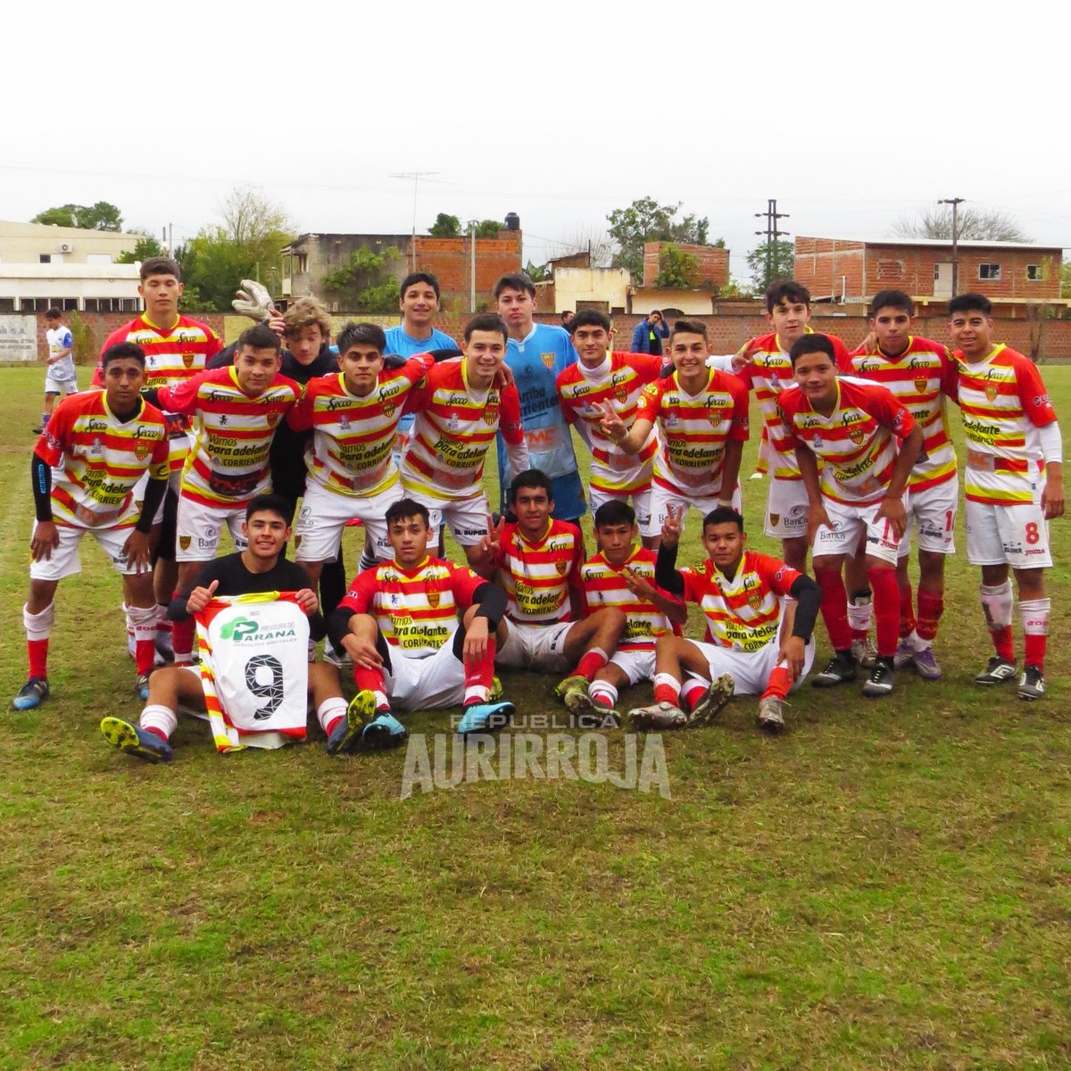 BocaUnidosRA's tweet photo. FINALISTAS 🤩⚽
Los juveniles de #BocaUnidos 🇲🇰 derrotaron 1-0 a #Invico y clasificaron a la gran final del torneo que organiza la @Ligacorrentina_
🔜 El rival por el título, para los dirigidos por Walter Chapo, será Ferroviario.
#VamosLosPibes ❤️💛 https://t.co/2kiO7lPs9F