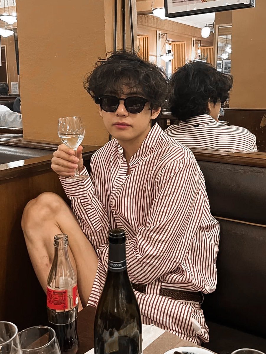 archivefortae's tweet image. HE LOOKS INSANELY FINE 😭