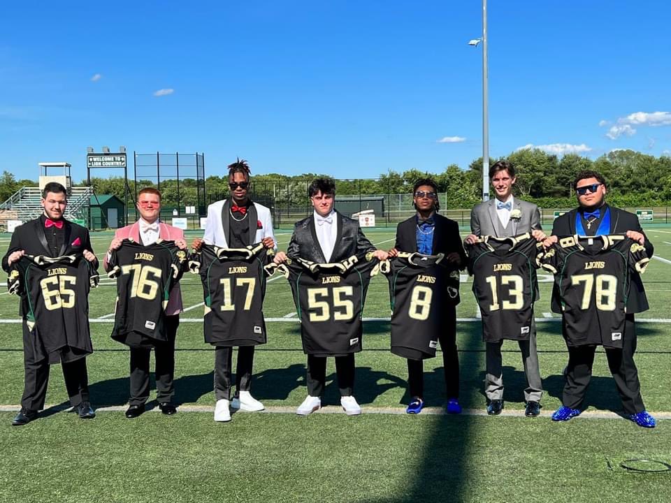 Congrats to all the Lions who graduated today,&amp; a huge shoutout to our football seniors. My first senior class-they helped set the culture for many years to come. 

Just missing a couple of great one from this picture. Now go change the world!

#ROLLPRIDE
#MIDDLEISLANDMONSTERS