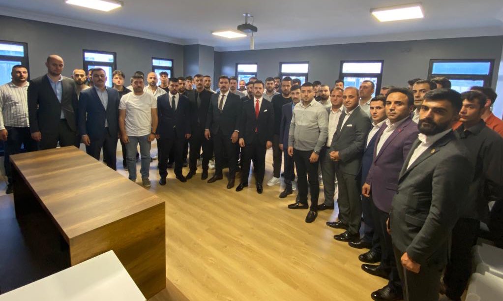 Aalparslandogan's tweet photo. Ülkü Ocakları Tuzla ilçe Başkanlığına Halit Yıldırım atanmıştır. Yeni görevinde muvaffakiyetler diler, görevini devreden Burhan Bektaş ve geçmiş dönemlerde ocak başkanlığı yapan tüm ülküdaşlarımıza teşekkür ederim. https://t.co/njaDP9p3Ha