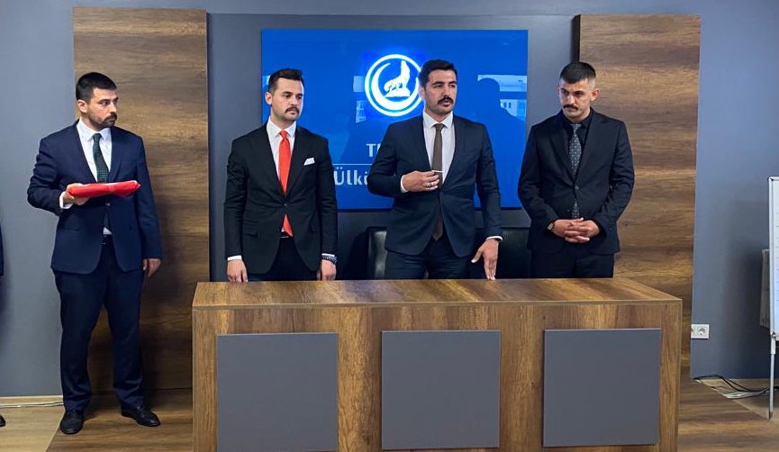 Aalparslandogan's tweet photo. Ülkü Ocakları Tuzla ilçe Başkanlığına Halit Yıldırım atanmıştır. Yeni görevinde muvaffakiyetler diler, görevini devreden Burhan Bektaş ve geçmiş dönemlerde ocak başkanlığı yapan tüm ülküdaşlarımıza teşekkür ederim. https://t.co/njaDP9p3Ha