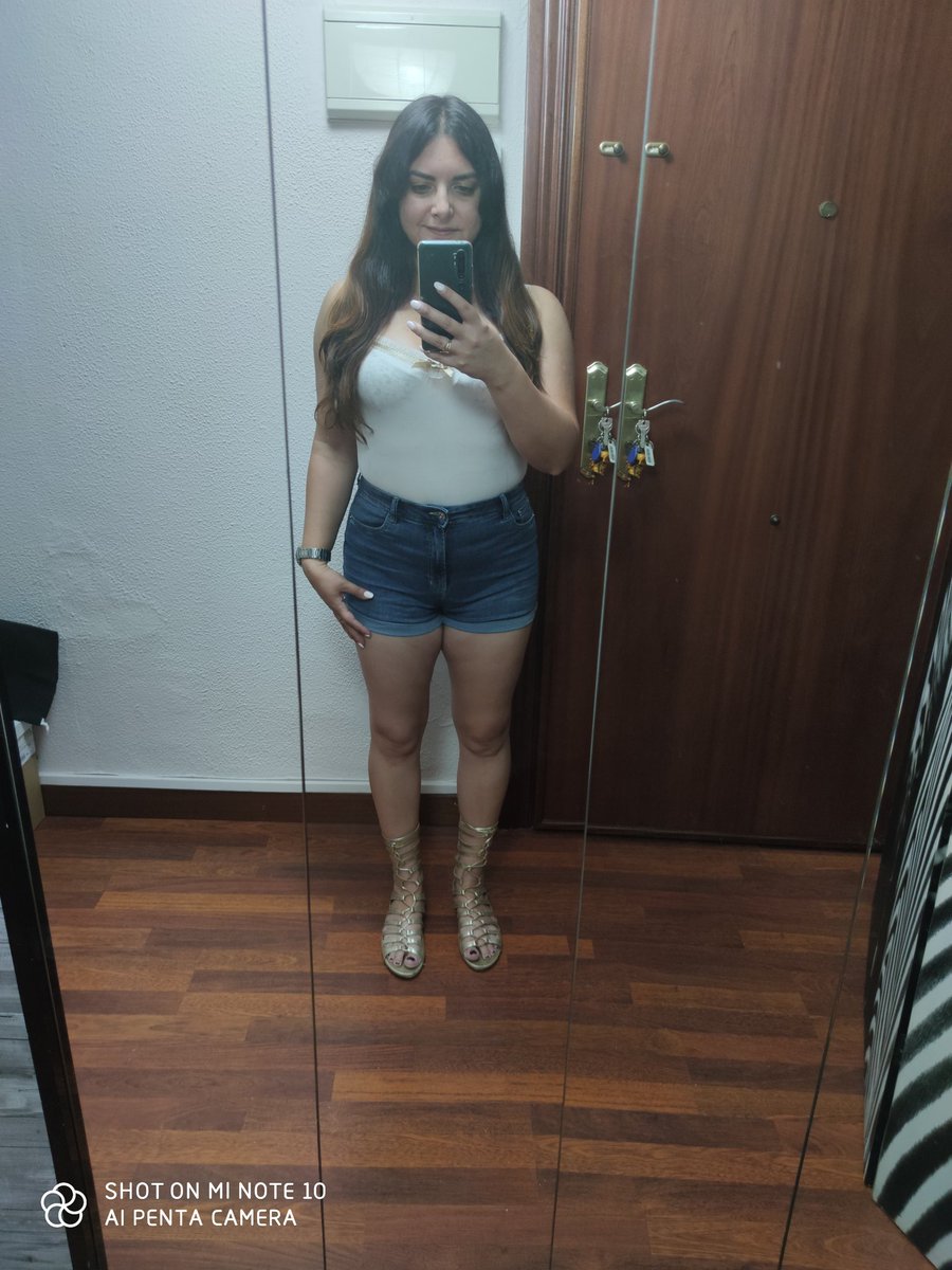 AmandaCobello's tweet photo. 🙋🏻‍♀️😘 https://t.co/ByHCweEZ4E