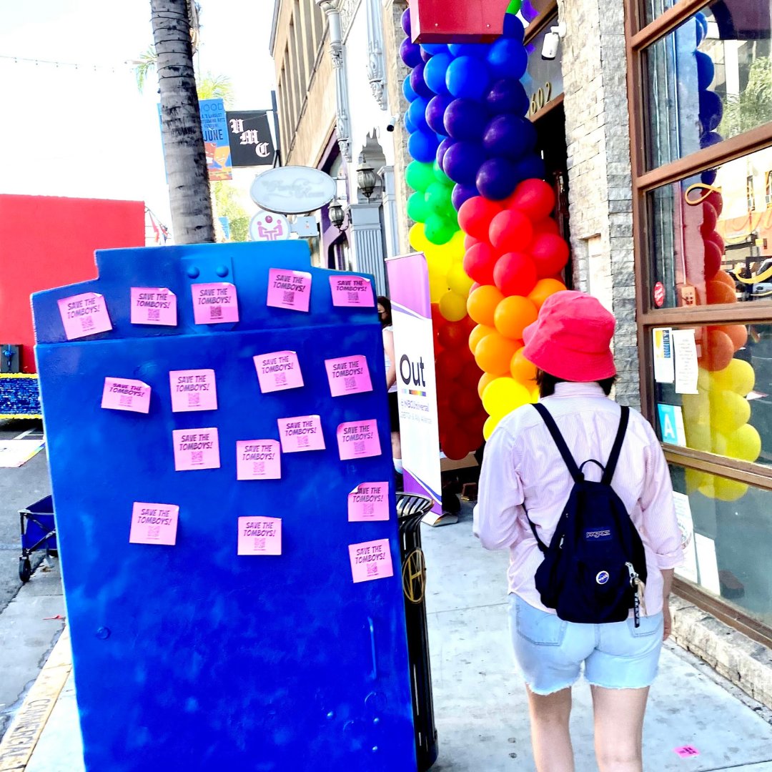 UnitedLesbians's tweet photo. Today, #SaveTheTomboys post-its are blanketing “pride” events in Seattle, Chicago, San Francisco, and New York City. This is from #LAPride on 6/12. More pictures from other cities to come! https://t.co/Wa5eYYCvK7