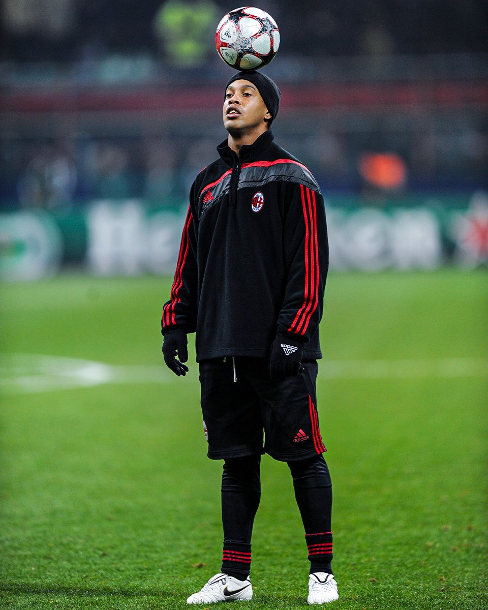 433's tweet image. R̶o̶n̶a̶l̶d̶i̶n̶h̶o̶ ̶l̶o̶v̶e̶s̶ ̶f̶o̶o̶t̶b̶a̶l̶l̶ Football ❤️ @10Ronaldinho ⚽