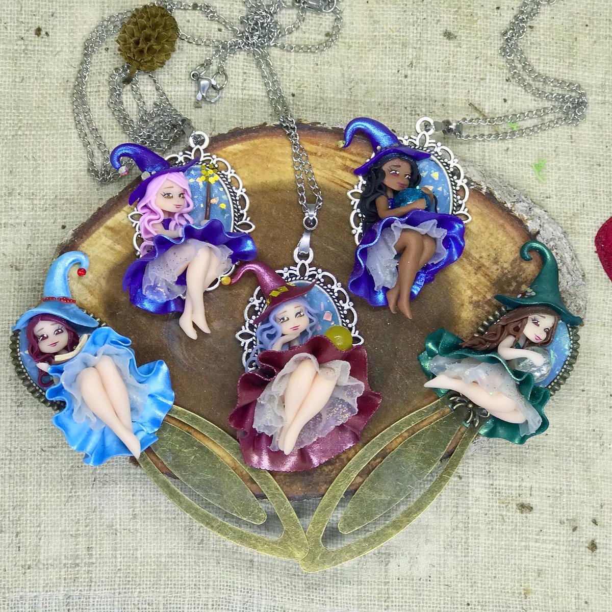 AkikosWorld's tweet photo. Et la dernière collection en date, des colliers et marque-pages sorcières 
Vous en pensez quoi ? 😄

#witch #necklace #handmade #artisan #art #bookmark #clay #fimo https://t.co/LjoMmJVWV8