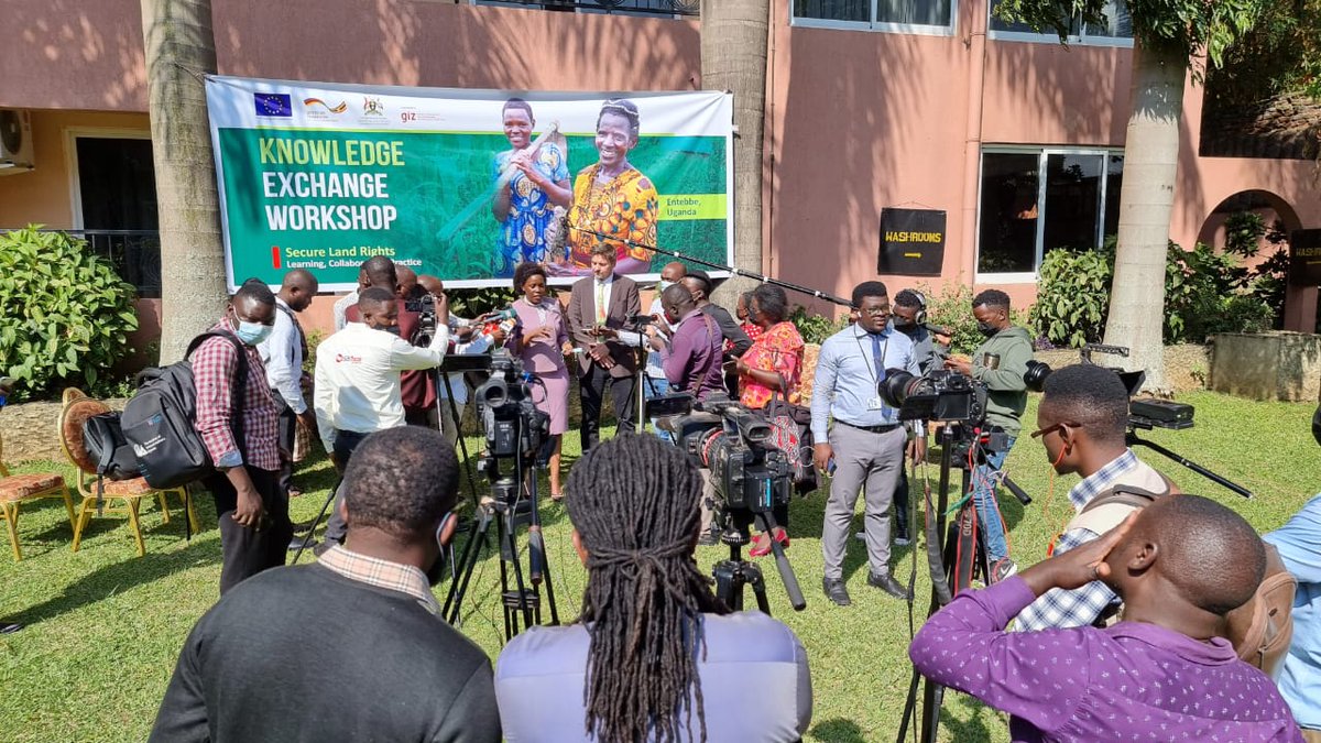 Audace_Afrique's tweet photo. Du 19 au 26 juin 2022, Audace Institut Afrique a participé au séminaire d’Echanges de connaissances – Droits fonciers – Apprentissage – Collaboration – Pratique, organisé par la Coopération Allemande (GIZ) à Entebbé en Ouganda. 70 experts venus de 13 pays! https://t.co/SFJZBntsxM