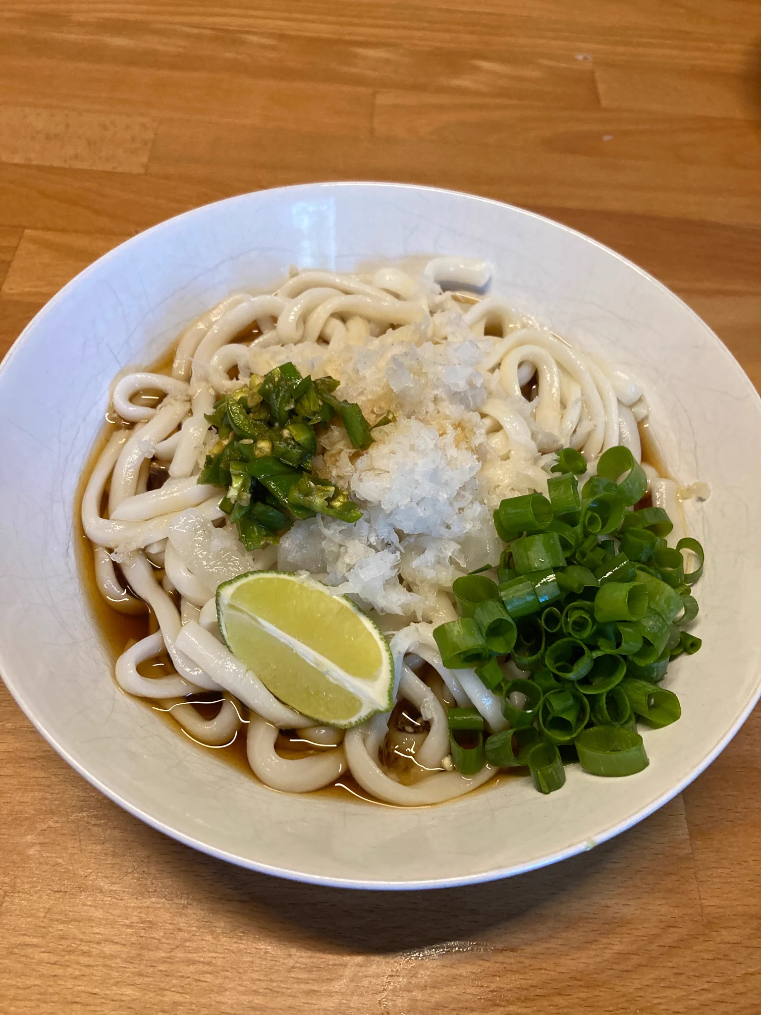 ナガノ先生のくまちゃんが丸亀製麺の青唐おろしぶっかけ食べてるの見ていてもたってもいられなく作ってしまった… 小説とか漫画に出てくるご飯って本当に美味しそう。青唐辛子が無かったのでハラペーニョ。  