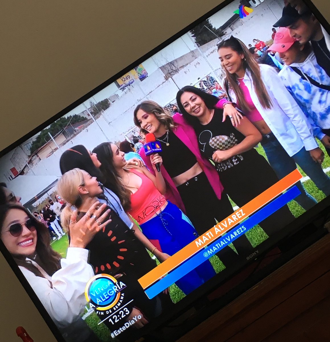 aguacatito_'s tweet photo. #EsteDiaYo estoy feliz por el nuevo proyecto de @matialvarezs , felicidades y vas por maaaas💜🌀
Pd: La Eve robando cámara 😂 https://t.co/J9zXkij2Wv