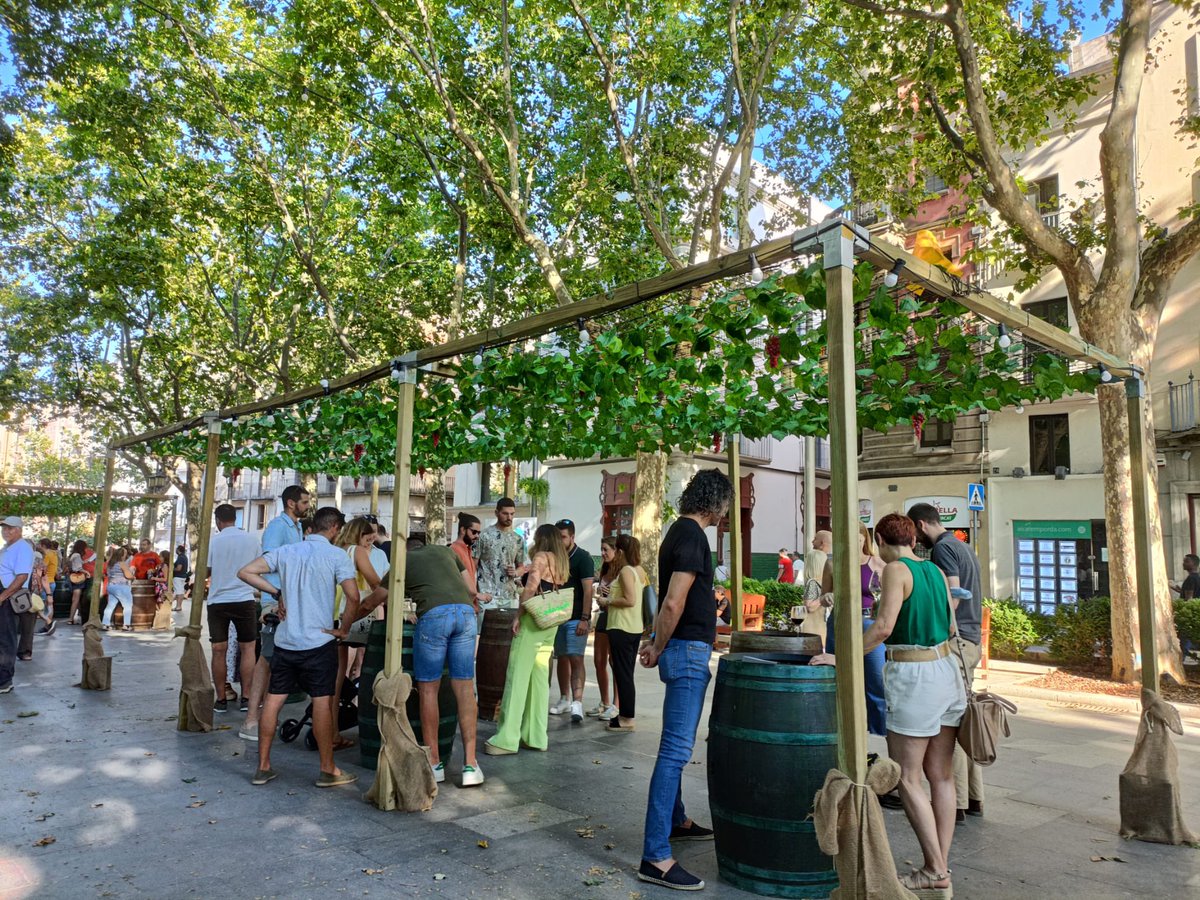 DiputacioGirona's tweet photo. 🍷El diputat de la #DdGi Joan Fàbrega participa en la 36a edició de la #MostradelVi de #Figueres.

✅La Rambla acull 9 cellers de la @DOEmporda i 6 estands de productes agroalimentaris de l'#Empordà.

🗓Fins al 28 de juny
👉https://t.co/1EOdhZdBF8 https://t.co/s6eE4Kl728