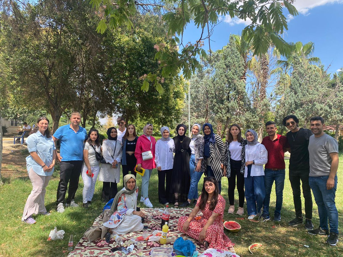 Radyo Televizyon öğrencileri ve Kulüp Yönetim Kurulu ile birlikte yaptığımız dönem kapanış partimizden kareler. Bu yılı bir çok etkinlik yaparak kapattık. Yaptığımız bütün etkinlikler için Danışman hocamıza, Kulüp Başkanı ve kulüp yönetim kurulundaki arkadaşlara teşekkür ederiz.