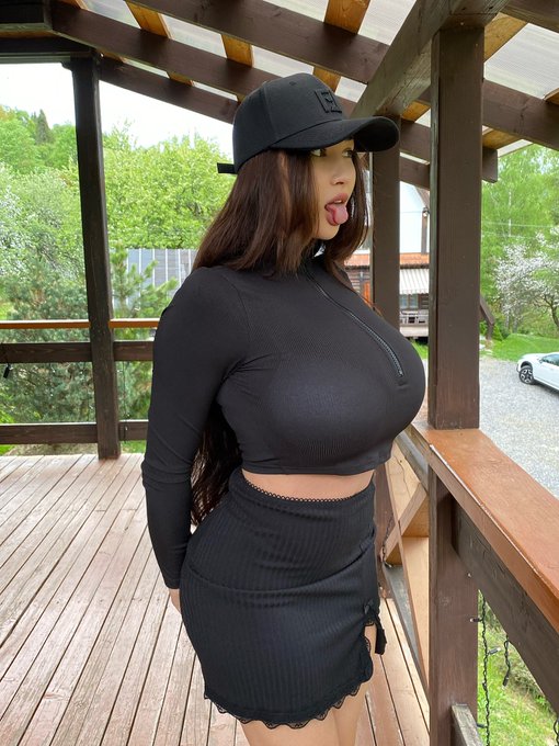 Black is my colour? https://t.co/6l35QxTFYU