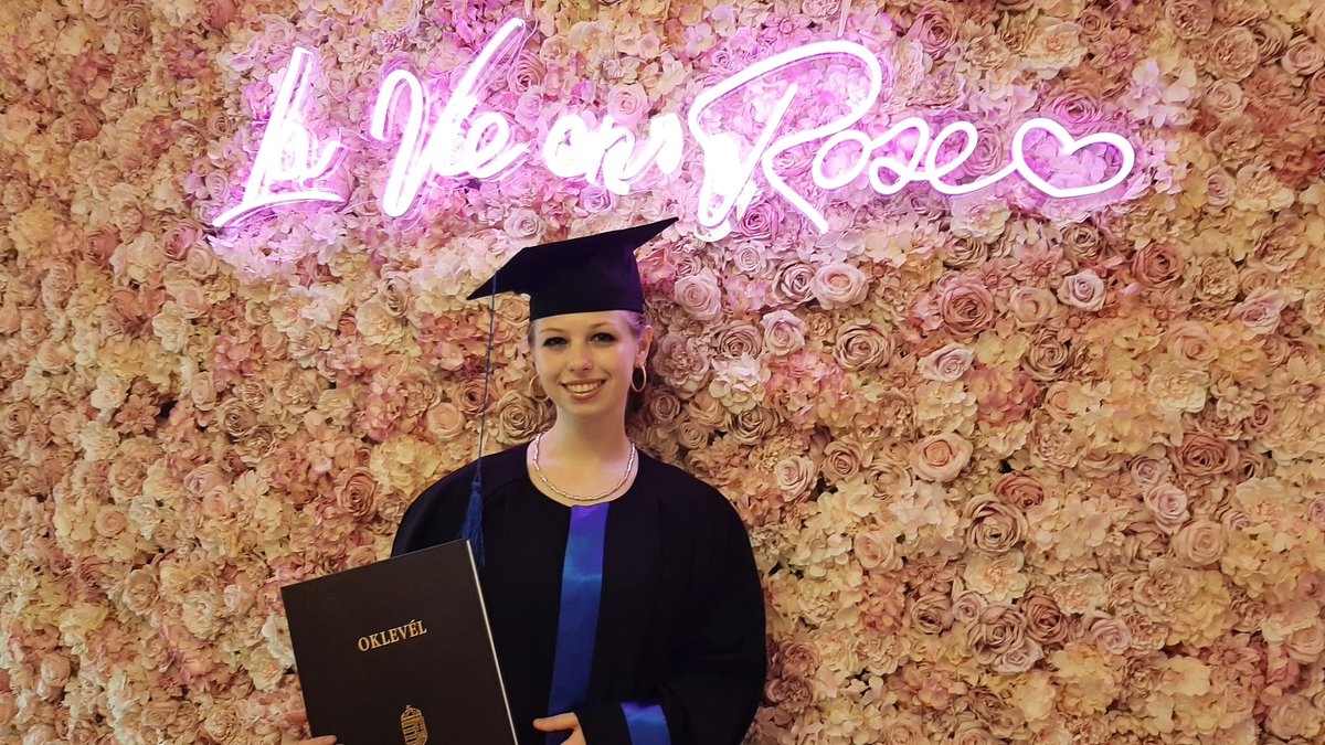 noemi_kucsera's tweet photo. La Vie en Rose - Life in Pink🎓🌸🌹 https://t.co/KhUjmVhULu