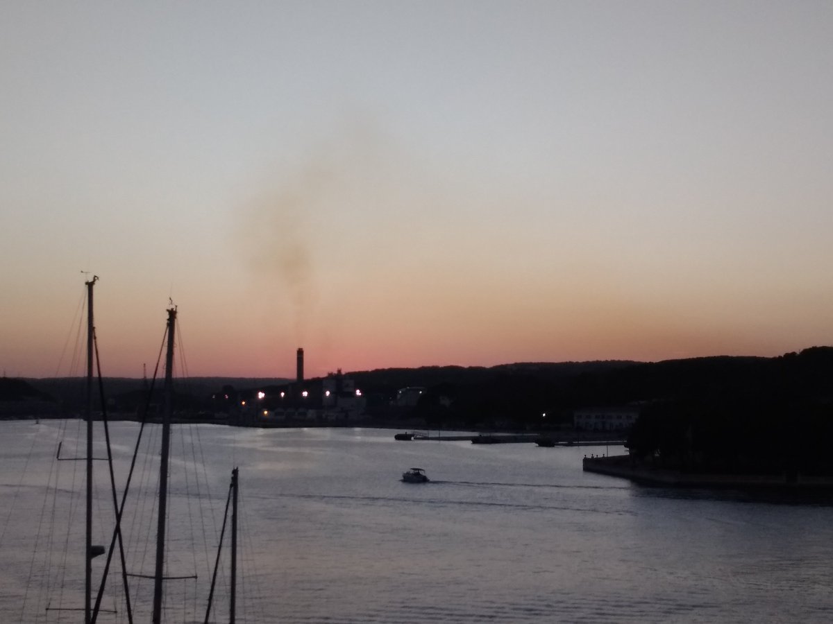 NoToxicMenorca's tweet photo. Malgrat el desplegament de les renovables, el pla de qualitat de l'aire i canvi de combustible de la central tèrmica d'endesa al port de Maó, aquesta segueix contaminant l'aire que respirem. @AjuntamentMao @jpyllanes @Teresaribera https://t.co/QZn31Q8WF9