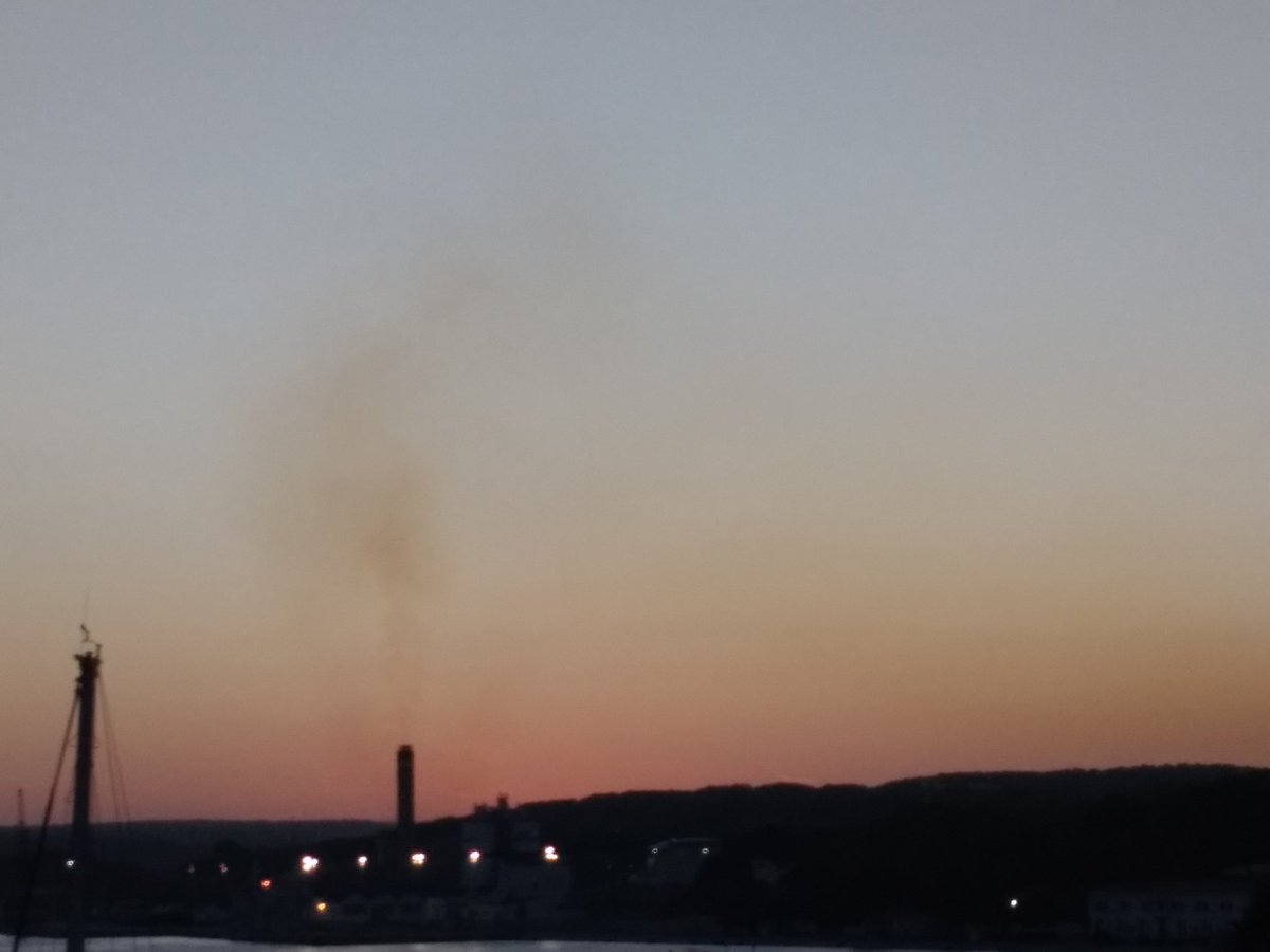 Malgrat el desplegament de les renovables, el pla de qualitat de l'aire i canvi de combustible de la central tèrmica d'endesa al port de Maó, aquesta segueix contaminant l'aire que respirem. <a href="/AjuntamentMao/">Ajuntament de Maó</a> <a href="/jpyllanes/">Juan Pedro Yllanes</a> <a href="/Teresaribera/">Teresa Ribera</a>