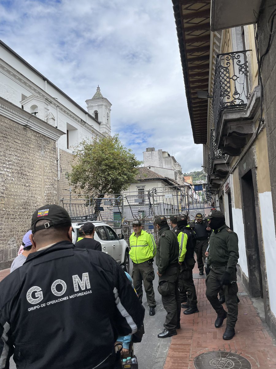 Los Quiteños agradecemos a la <a href="/PoliciaEcuador/">Policía Ecuador</a> <a href="/FFAAECUADOR/">Fuerzas Armadas del Ecuador</a> <a href="/EjercitoECU/">Ejército Ecuatoriano</a> por defender la democracia y a Quito de los violentos/terroristas. Ahora hay que seguir liberando calles y pueblos por todo el Ecuador que quiere trabajar en paz. <a href="/LassoGuillermo/">Guillermo Lasso</a> tienes el apoyo de la mayoría