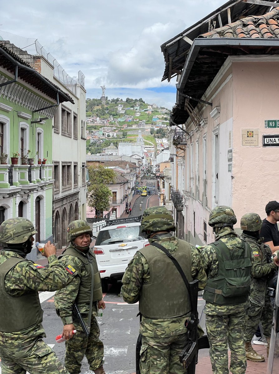 AgustinAcostaC's tweet photo. Los Quiteños agradecemos a la @PoliciaEcuador @FFAAECUADOR @EjercitoECU por defender la democracia y a Quito de los violentos/terroristas. Ahora hay que seguir liberando calles y pueblos por todo el Ecuador que quiere trabajar en paz. @LassoGuillermo tienes el apoyo de la mayoría https://t.co/7UADSo2AlQ