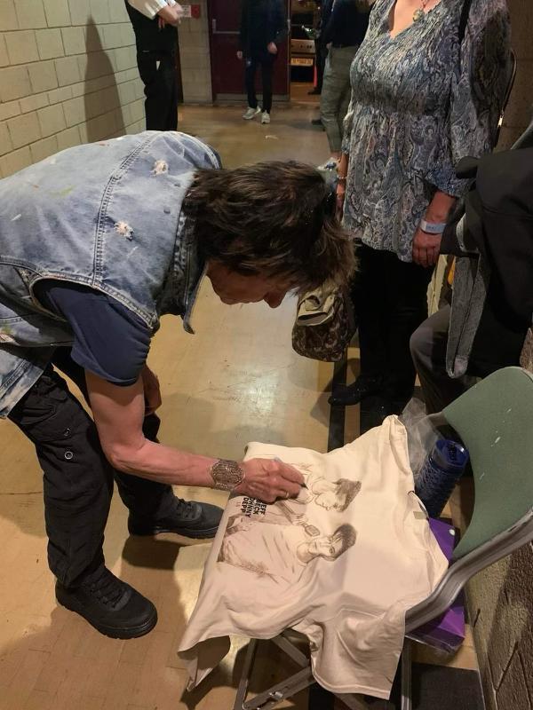 TopDepp's tweet photo. Johnny Depp and Jeff Beck sign t-shirt to help raise money for Rachel Pighills' life-saving op
https://t.co/Blrj75bC59 https://t.co/mYX9jL9kvG