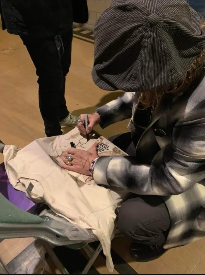 TopDepp's tweet photo. Johnny Depp and Jeff Beck sign t-shirt to help raise money for Rachel Pighills' life-saving op
https://t.co/Blrj75bC59 https://t.co/mYX9jL9kvG