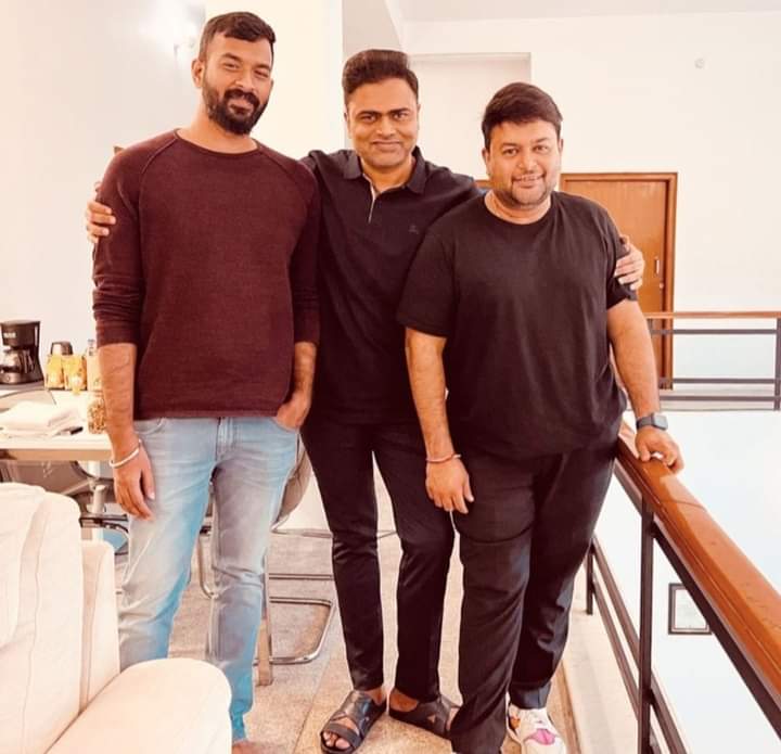Nameisparthi's tweet photo. 🥰🎻 #Thalapathy's #Varisu #SongComposition in #FullSwing., 
✒️ Lyricist @Lyricist_Vivek [#Mersal, #Sarkar, #Bigil Fame].
#Beast @actorvijay @directorvamshi @MusicThaman https://t.co/ZG7rSbRti5