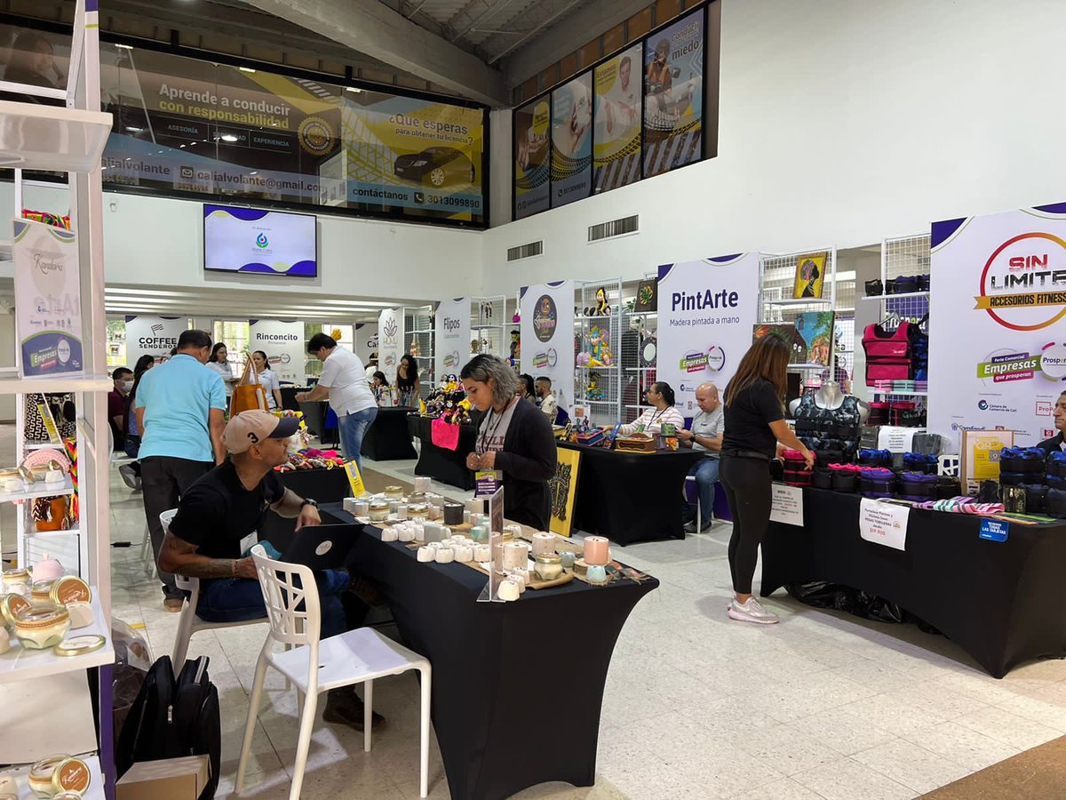 camaracali's tweet photo. #AEstaHora |En @UnicentroCali1 desarrollamos la Feria Comercial #EmpresasQueProsperan 🤩. Te invitamos a conocer los productos y servicios de 28 #emprendedores que han pasado por la ruta de formación de nuestro programa gratuito #Prospera🚀. https://t.co/mouvHaHVnz
