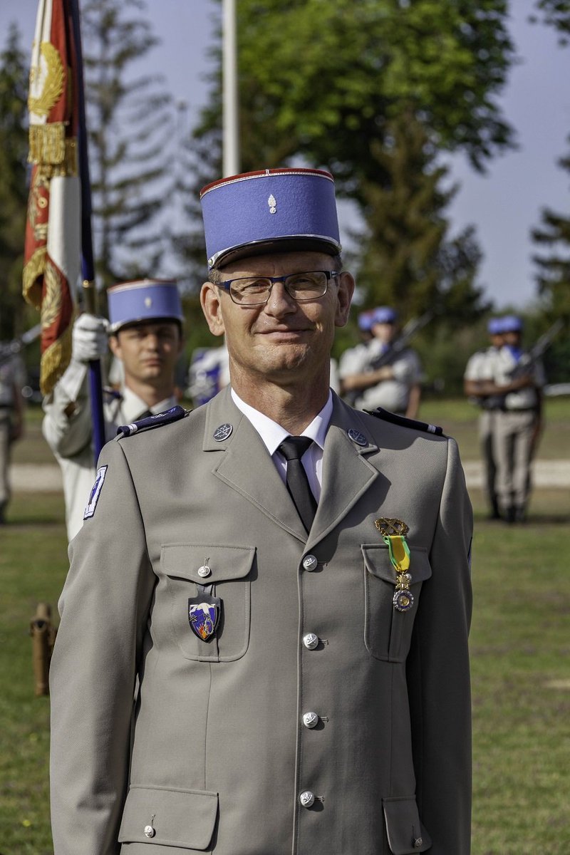 CDC_8eRMAT's tweet photo. A l’honneur! le MAJ Nicolas et les ADC Fabrice et Bruno ont reçu la médaille militaire lors de la prise d’armes commémorant l’Appel du 18 juin ; et le MAJ Stéphane a réalisé son adieu aux armes après 33 années au sein de l’@armeedeterre. #SoldatDeLaNation @armeeszne @ComMaintFT https://t.co/xWJJw39093
