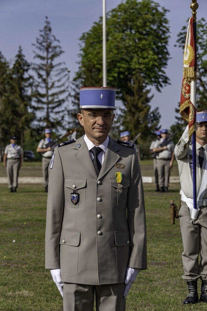 CDC_8eRMAT's tweet photo. A l’honneur! le MAJ Nicolas et les ADC Fabrice et Bruno ont reçu la médaille militaire lors de la prise d’armes commémorant l’Appel du 18 juin ; et le MAJ Stéphane a réalisé son adieu aux armes après 33 années au sein de l’@armeedeterre. #SoldatDeLaNation @armeeszne @ComMaintFT https://t.co/xWJJw39093