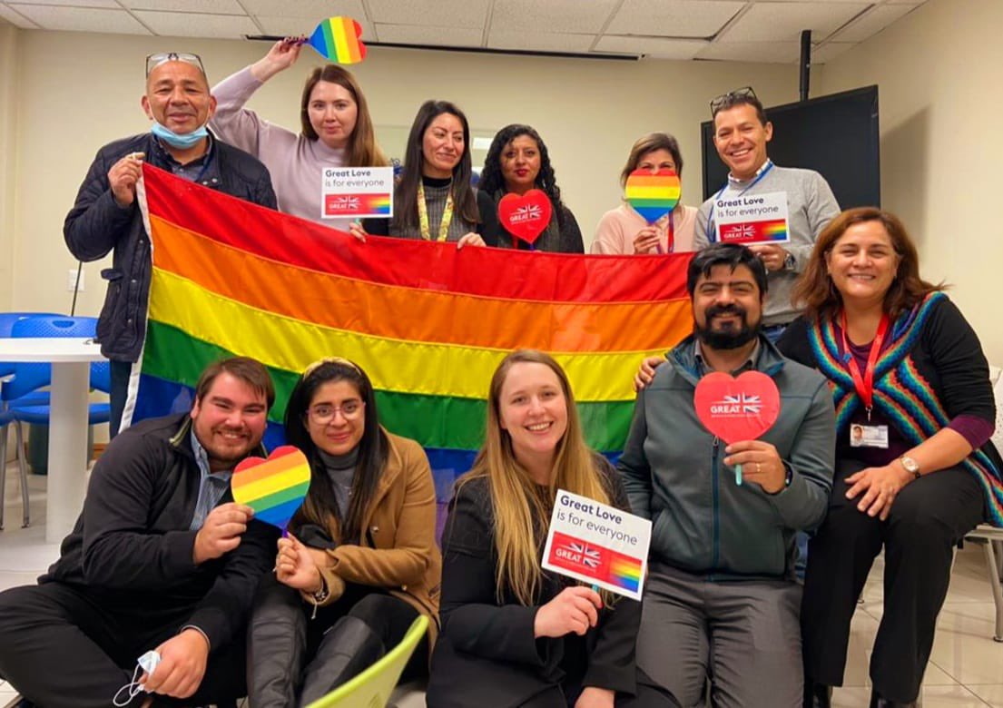 LouiseADeSousa's tweet photo. Nuestro equipo de #OrgulloUKinChile preparándose para la #MarchaDelOrgullo2022. Contenta de seguir apoyando el respeto de los derechos #LGBTIQA+. Nos vemos a la tarde! #GREATLove #PrideCL https://t.co/WxFT0O5fUV
