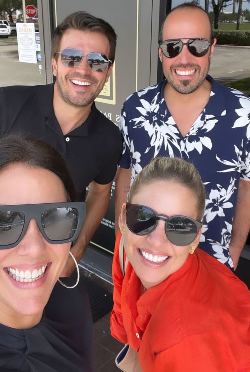 FCO_LucianoDA's tweet photo. Feliz sábado 
Recordamos este gran encuentro en Miami 

#lucianodalessandro  #mariaalejandrarequena #danielakosan #ramoncastro #miami #venezolanosenmiami #venezolanos #friends #amigos https://t.co/EFhG2CfUvf
