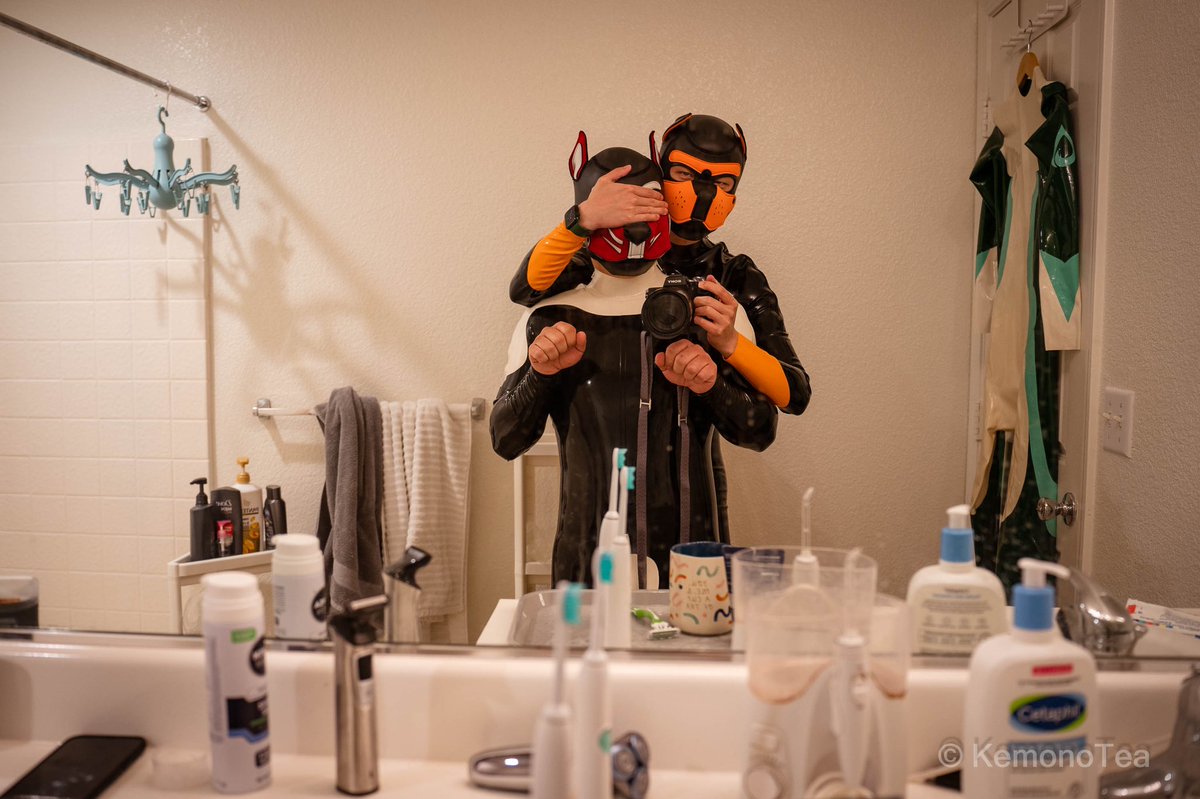 "You are still a little too young to see the lewd pics of rubber puppies. However, you could still enjoy being one."

「新手狗狗需由老司機陪同參加 #squeakysaturday 」

🤚 📸 <a href="/PupRaki/">Raki Lee</a>