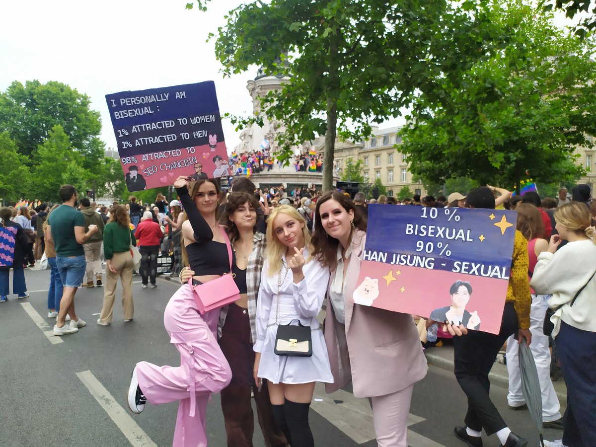 Sarah301431's tweet photo. Help me find these beautiful girls please! They were at the pride parade in Paris, and I forgot to ask for their names 😣🙏 
#Pride2022 #parispride #STAY #StrayKids https://t.co/whqusoyhWu