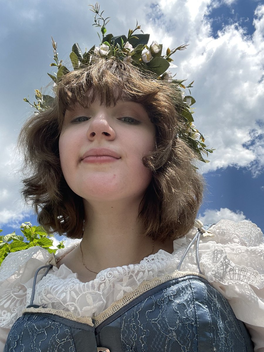 Went to a renfaire today, thought y’all would like my silly outfit