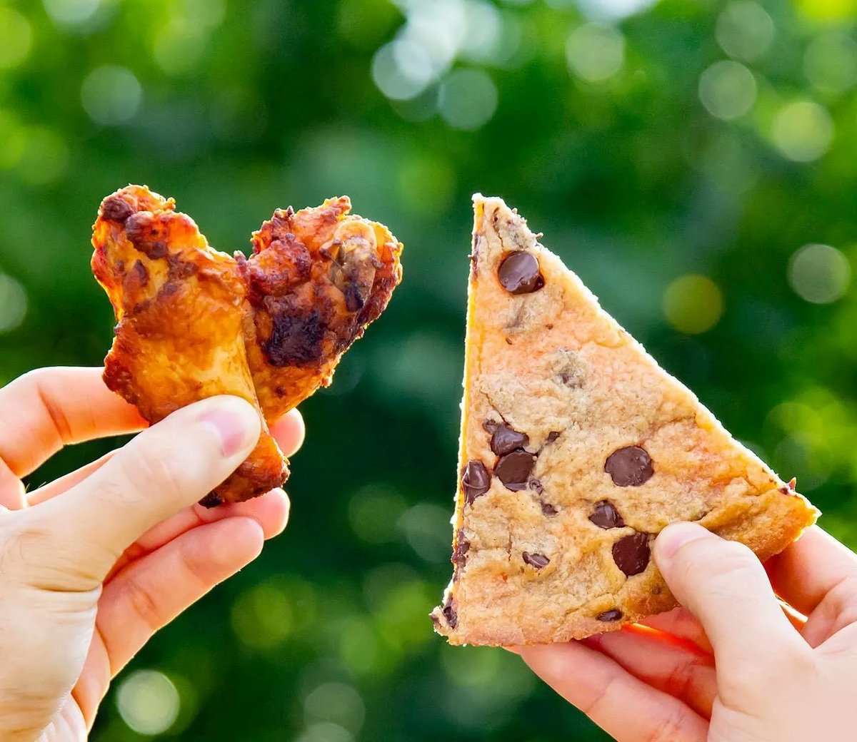HowieTulsa's tweet photo. Name a more unlikely duo 🐓🍪

#howiedoit #hungryhowies #pizza #yum #famousforflavor #flavoredcrust #tulsa https://t.co/HSFDfboO5W