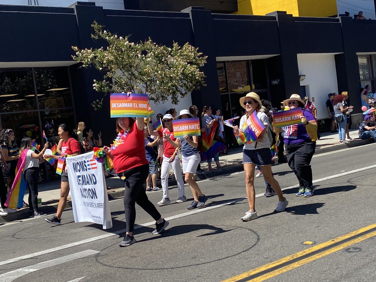 HearMeRoar53881's tweet photo. @MomsDemand #momsdemandaction #pride #Pride2022 #PrideMonth #oc #santaanapride https://t.co/i1Wgmc1uNo