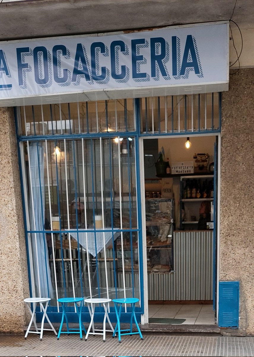 PreciosRosario2's tweet image. #FocacciaEnRosario

Hace 2 meses se inauguró en calle Mendoza al 600 una Focacceria y pasamos a probar 

Probamos (por porción)
💰 $450 #Foccacia 4 Quesos
💰 $450 #Foccacia Nueces y Roquefort

💰 $750 Sándwich de salame y queso (Gigante)

#FotoTestigo 📸