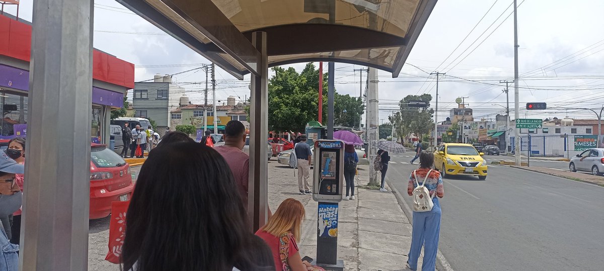 juankha1973's tweet photo. @iqt_redes cada día se comprueba que el servicio de transporte es pésimo no importa el día y la hora muchos usuarios teniendo que transbordar o esperar por más de 1 hora la ruta que los lleve a su destino https://t.co/UhIn5qAV0l