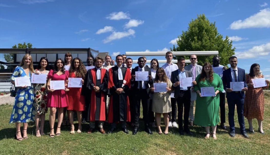 DavidMelloni's tweet photo. Mission accomplie ! Toutes mes félicitations aux étudiants de la 25e promotion du master 2 droit des contrats publics et de l’achat public auxquels nous remettions leur diplôme ce matin ! #Epinal @Fac_Droit_Nancy @Univ_Lorraine https://t.co/NU95gBcLgA