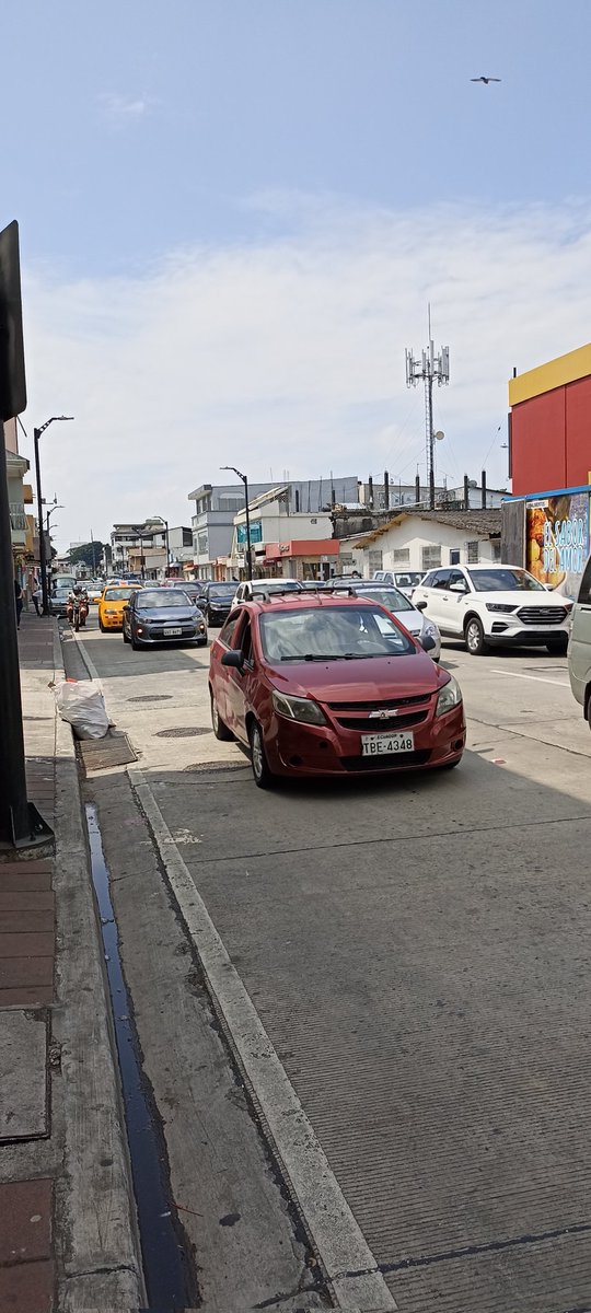 Parece que los sábados la <a href="/ATM_Transito/">ATM TRÁNSITO</a> <a href="/ATMGuayaquil/">ATM Guayaquil</a>  no trabaja, otra vez igual que todos los días la Av. José María Egas es un caos desde Isidro ahora hasta Rodolfo baquerizo. No sincronizan los semáforos hasta cuando??? <a href="/ayudamehenry/">Henry Alfredo Dueñas Vélez</a>