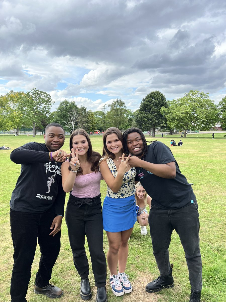 us clikkie twins🤝uk clikkie twins

so cool to have friends all over the world. owe it all to @twentyonepilots  #twentyonepilots #takeoverwembley