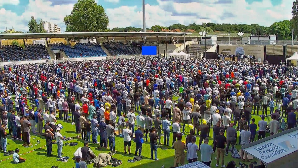Tausende Ahmadi Muslime haben sich dieses Wochenende in #Frankfurt versammelt um ein Zeichen für #Frieden zu setzen. Dabei spielt der #KalifDesFriedens eine zentrale Rolle, welcher sich seit vielen Jahren für Gerechtigkeit und Zusammenhalt ausspricht. <a href="/AhmadiyyaJugend/">Ahmadiyya Jugend</a>