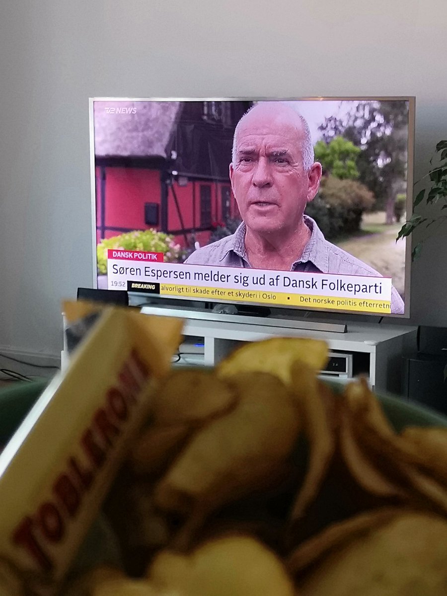 VinnieBikini_DK's tweet photo. Elsker et godt reality program. Har købt snacks til anledning.
#snacks #dkpol #DF https://t.co/N2ITAuhzTn
